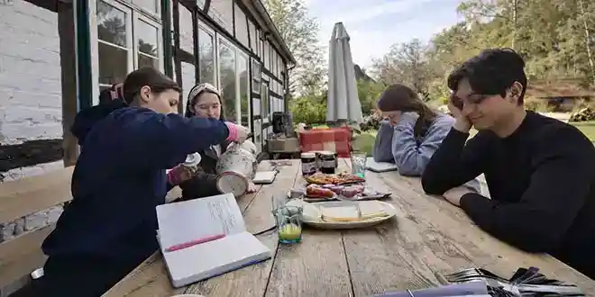 Jugendliche bei Frühstück