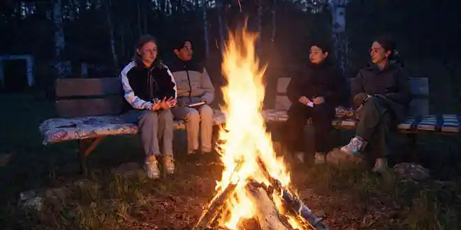 Menschen am Lagerfeuer